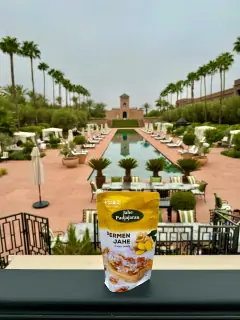 Kemasan Permen Jahe Padjajaran di tepi kolam sebuah resor bergaya Maroko di Marrakech