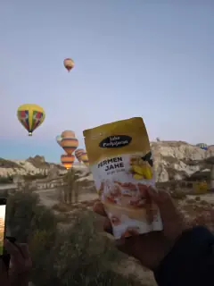 Kemasan Permen Jahe Padjajaran dengan latar belasan balon udara saat fajar di Cappadocia