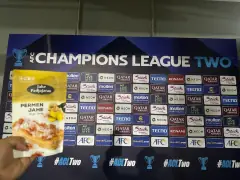 Kemasan Permen Jahe Padjajaran di depan backdrop konferensi pers AFC Champions League Two